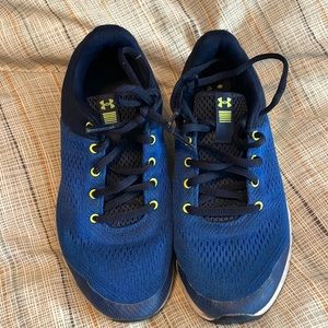 Boys Under Armour Shoes SIZE 4